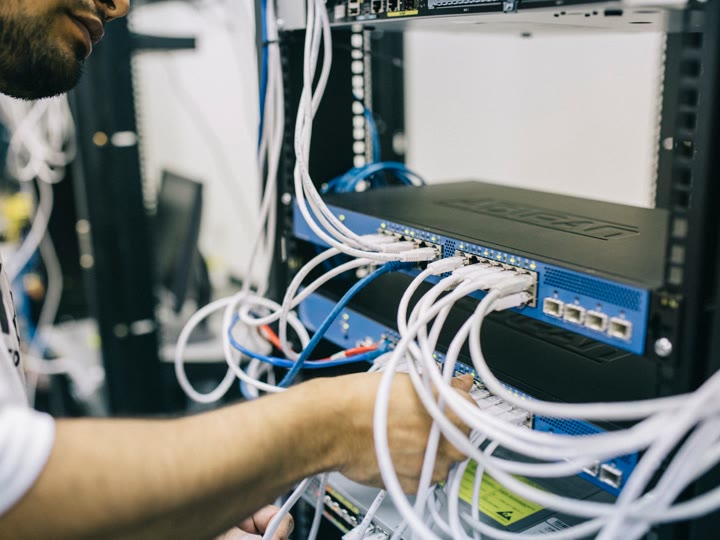 Bancada técnica com equipamento de rede